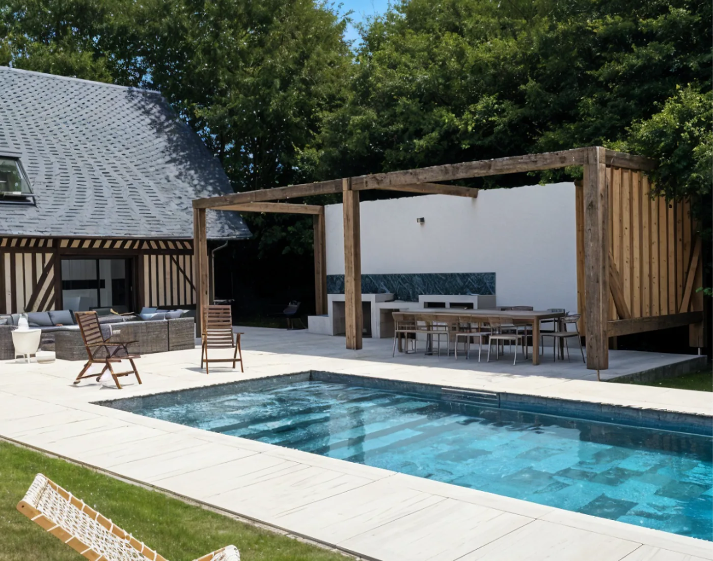 La piscine chauffée et sa pergola devant la longère à colombages, La Villa Club One, Mesnil-en-Ouche
