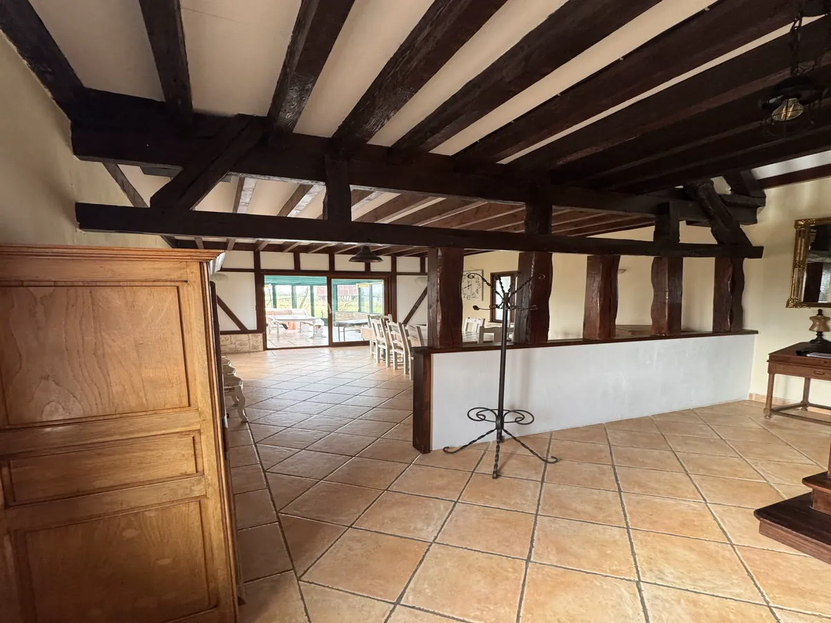 Un intérieur d’époque avant travaux, carrelage et colombages sombres