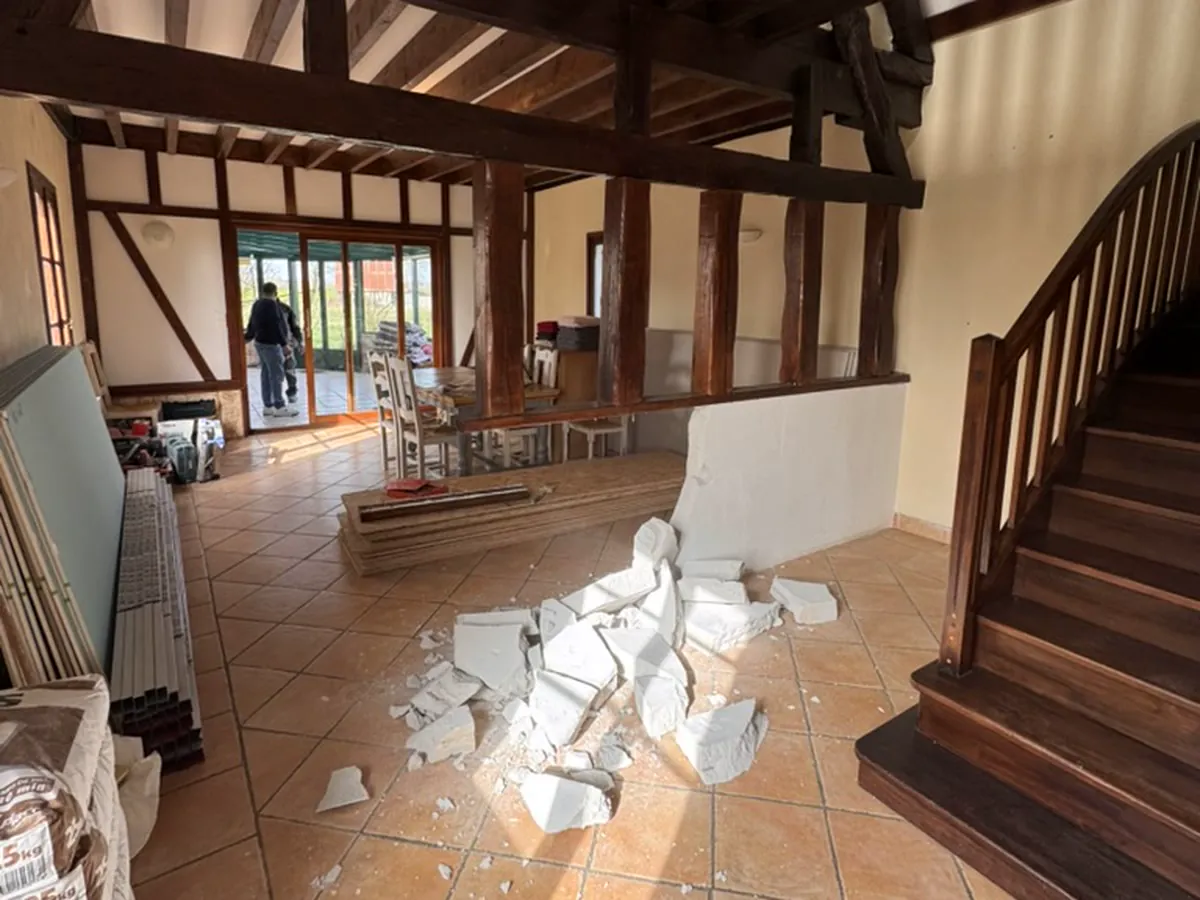 La même salle en chantier, cloison déposée et matériaux au sol