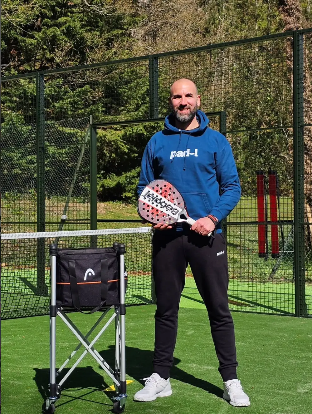 Olivier Mahy, coach de padel, raquette en main sur un terrain