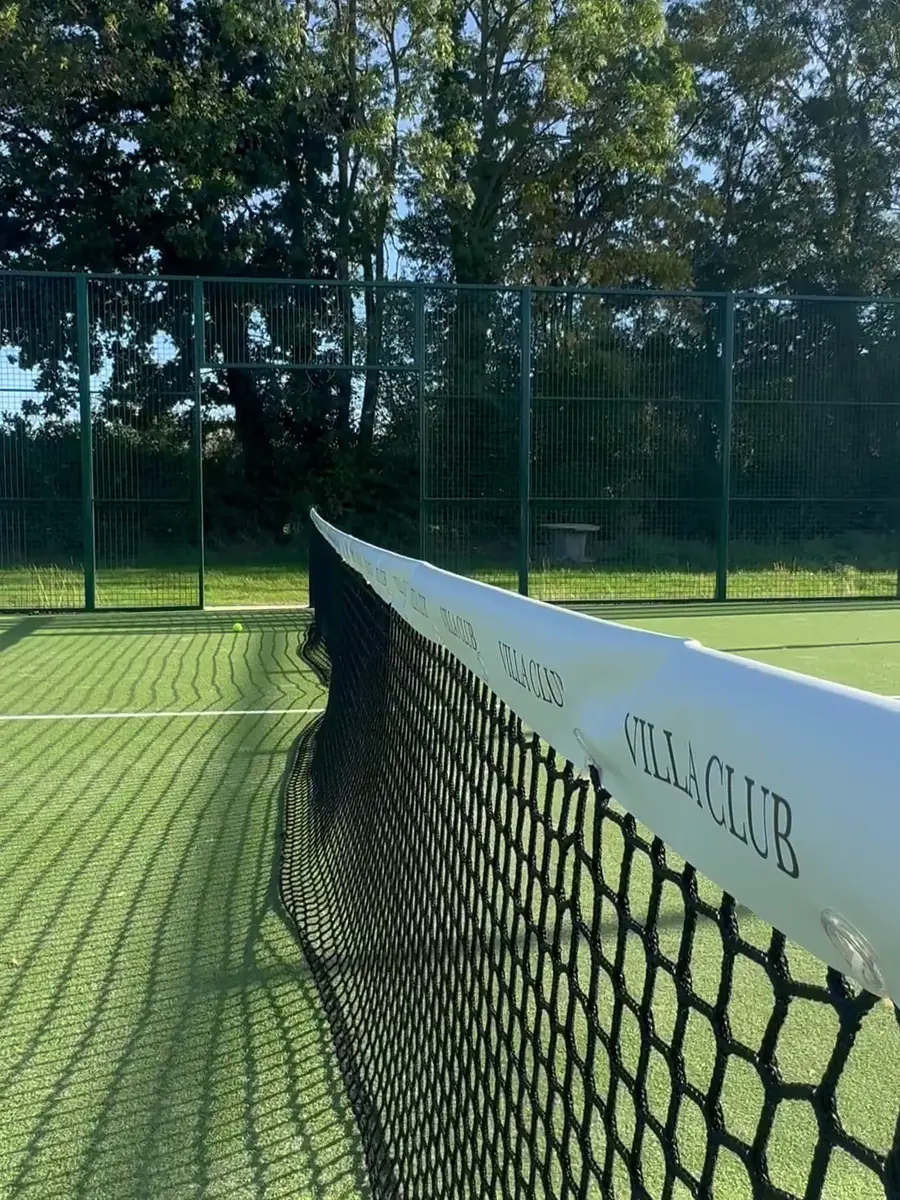 Le filet du terrain de padel aux couleurs de Villa Club, La Villa Club One, Mesnil-en-Ouche